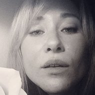 Anna Rose, 40 (Rock Singer)