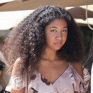Aoki Lee Simmons, 21 (Membro De Família)