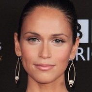 Asha Leo, 42 (TV Show-Gastgeber)
