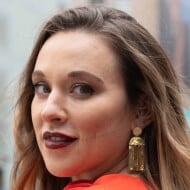 Ashley Flowers, 34 (Anfitrión de Podcast)
