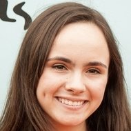 Ava Cardoso-Smith, 23 (Actriz de Televisión)