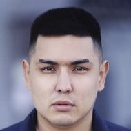 Ave Adikus, 33 (YouTube明星)