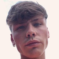 Bailey Nelsen, 26 (Ca sĩ nhạc Pop)