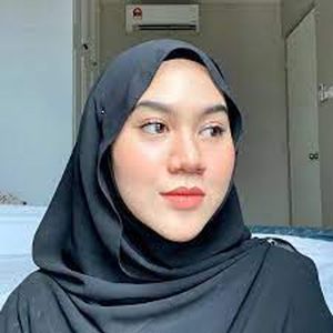 Bella Salleh, 27 (World Music Singer)