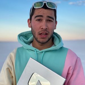 Benjadoes, 24 (YouTube明星)