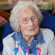Besse Cooper (1896 - 2012) (超級百歲老人)