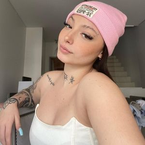 Biei Posti, 19 (Instagram Star)