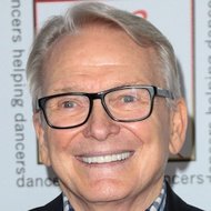 Bob Mackie, 83 (Diseñador de Modas)