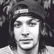 Brennan Gilbert, 28 (鼓手)