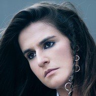 Caitlin Powell, 27 (民歌手)