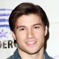 Cameron Cuffe, 30 (電視演員)
