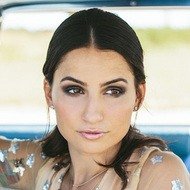 Cara Irwin, 33 (Blogger)