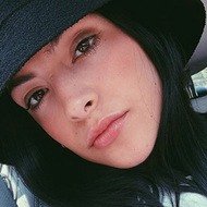 Carmen DeLeón, 22 (流行歌手)