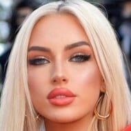 Caroline Derpienski, 25 (模特)