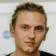 Casey Lowry, 28 (流行歌手)