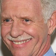 Chesley Sullenberger, 74 (Пилот)