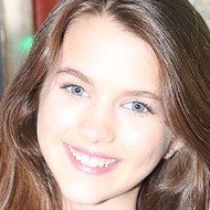 Chloe East, 24 (Nữ diễn viên điện ảnh)