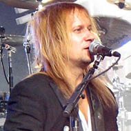Chris Caffery, 56 (吉他手)