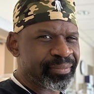 Chris Raynor, 55 (医生)