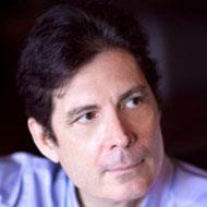 Christopher G. Moore, 73 (小说家)