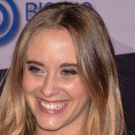 Consuelo Schuster, 43 (流行歌手)