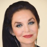 Crystal Gayle, 73 (乡村歌手)
