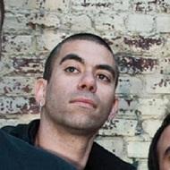 Cyrus Bolooki, 45 (鼓手)