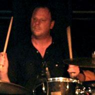 Dan Peters, 56 (鼓手)