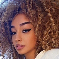 Dana Curly, 28 (Star d'Instagram)