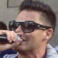 Dane Rumble, 43 (流行歌手)