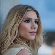 Dara Maclean, 39 (摇滚歌手)