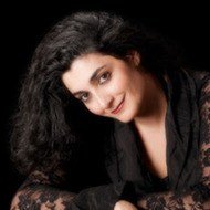 Darya Dadvar, 54 (Cantante de Ópera)