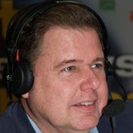 Dave Graveline, 68 (電台主持人)