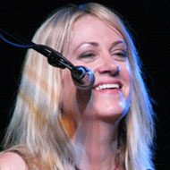 Debbi Peterson, 62 (鼓手)