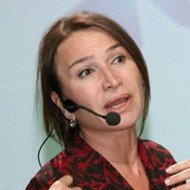 Demet Akbag, 65 (Attrice di scena)