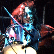 Dennis Elliott, 75 (Le batteur)