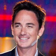 Dominic Bowden, 46 (Apresentador de programa de TV)