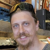 DØVYDÅS, 33 (吉他手)