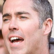 Ed Robertson, 53 (摇滚歌手)