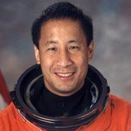 Edward Lu, 62 (Astronauta)