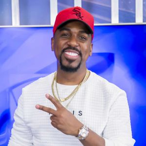 El Dotol Nastra, 52 (电台主持人)