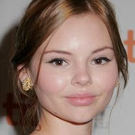 Eline Powell, 33 (電視女演員)
