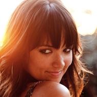 Elizabeth Huett, 38 (流行歌手)