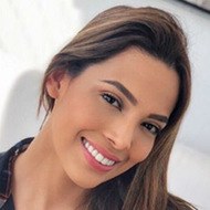 Elizabeth Sinai, 32 (TV Show-Gastgeber)