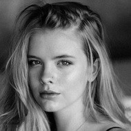 Ella Flood, 26 (Modelo)