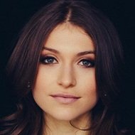 Elle Winter, 26 (Pop Singer)