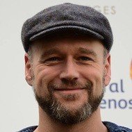 Elliot Cowan, 47 (電視演員)