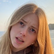 Emelia Sleep, 22 (TikTok明星)