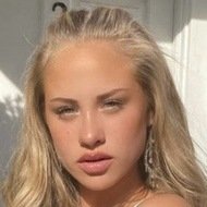 Emilia Barth, 22 (TikTok明星)