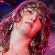 Emily Kokal, 45 (摇滚歌手)